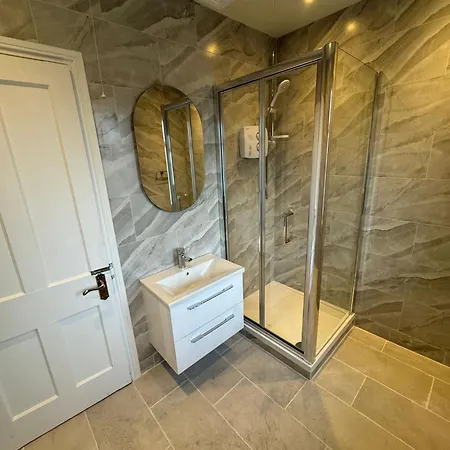 Gasthof Nice Double At 2 Iveragh Rd-8