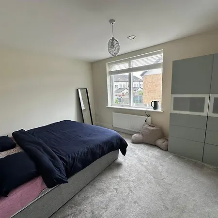 Pvt Attached Bathroom , 20 Mins To Center Via Direct Train 2 Min Away *