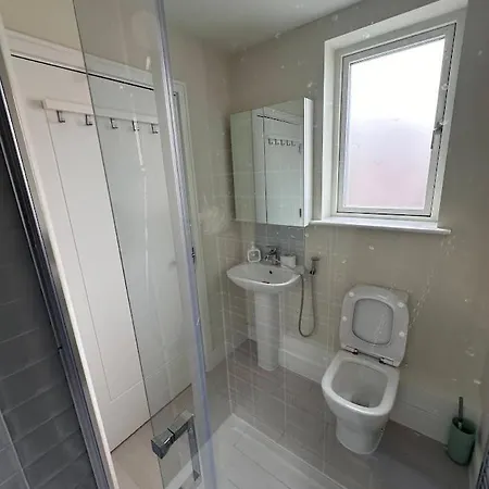 Pvt Attached Bathroom , 20 Mins To Center Via Direct Train 2 Min Away Homestay