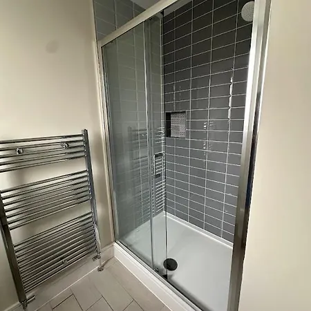Pvt Attached Bathroom , 20 Mins To Center Via Direct Train 2 Min Away
