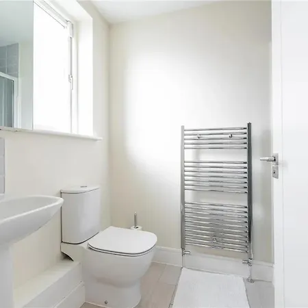 Pvt Attached Bathroom , 20 Mins To Center Via Direct Train 2 Min Away Homestay