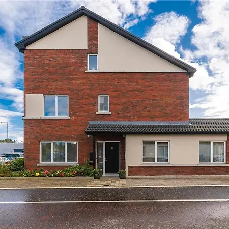 Pvt Attached Bathroom , 20 Mins To Center Via Direct Train 2 Min Away * Dublin