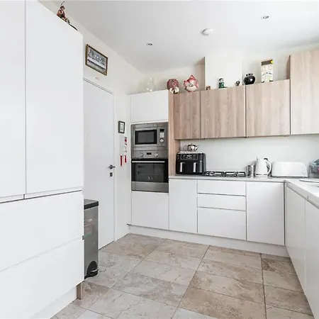 Homestay Pvt Attached Bathroom , 20 Mins To Center Via Direct Train 2 Min Away Dublin