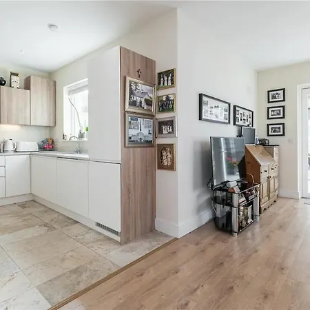 Pvt Attached Bathroom , 20 Mins To Center Via Direct Train 2 Min Away Homestay Dublin