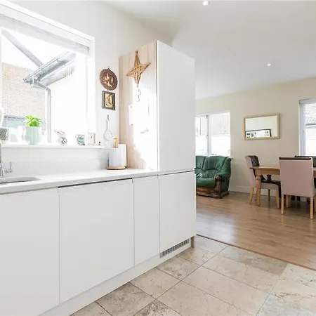 Pvt Attached Bathroom , 20 Mins To Center Via Direct Train 2 Min Away Dublin