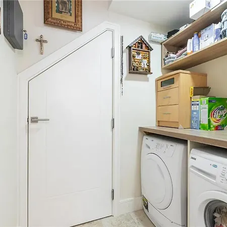 Pvt Attached Bathroom , 20 Mins To Center Via Direct Train 2 Min Away * Dublin
