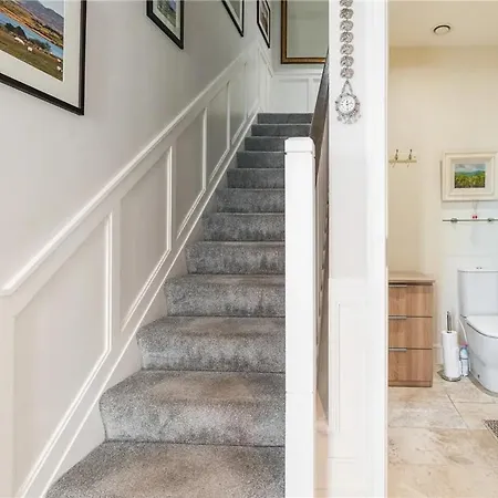 Pvt Attached Bathroom , 20 Mins To Center Via Direct Train 2 Min Away Homestay *