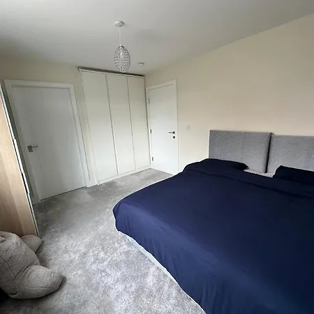 Pvt Attached Bathroom , 20 Mins To Center Via Direct Train 2 Min Away Homestay *