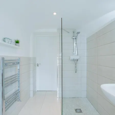 The Large Group House -sleeps 21 *