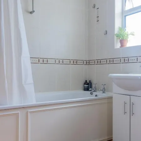 Pensión Guestready - Victorian Redbrick In Heart Of *