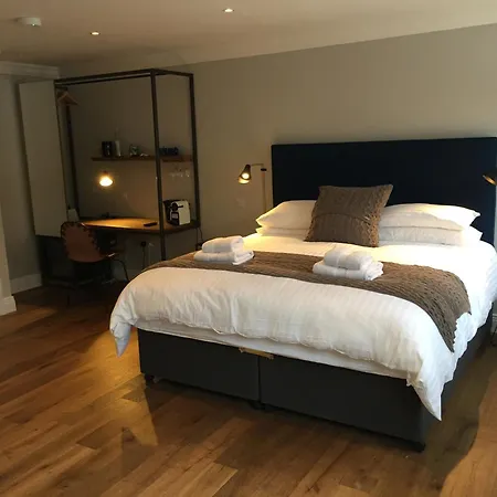 Pembroke Hall Gasthof 3*