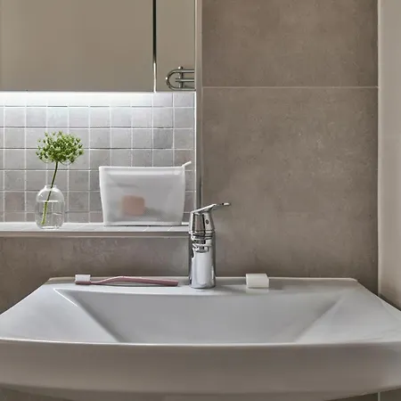 Aparthotel Sonder — Britain Quay