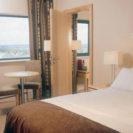 מלון Green Isle Hotel, Dublin 4*