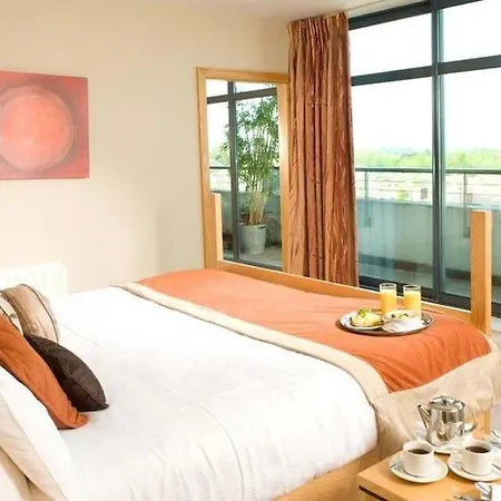 Green Isle Hotel, Dublin מלון קלונדלקין