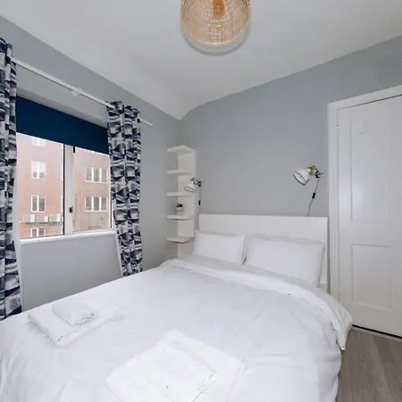 Centrally Located & Spacious 4bd House- St Kevin's Holiday home *