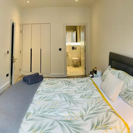 Modern Ensuite Double Bedroom Homestay *