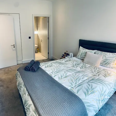Modern Ensuite Double Bedroom Homestay