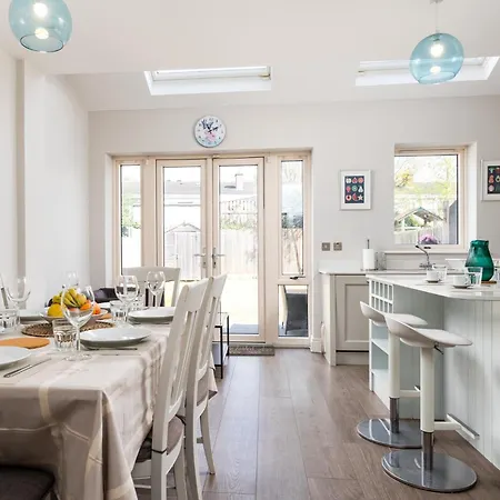Elegant 5-bed By Sea & City, Parking & Garden - Ideal For Long Holiday home