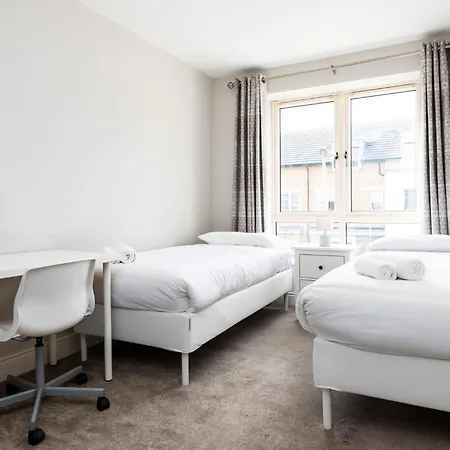 Elegant 5-bed By Sea & City, Parking & Garden - Ideal For Long Holiday home