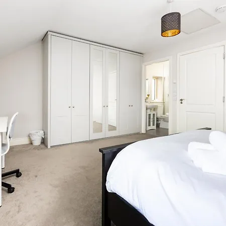 Holiday home Elegant 5-bed By Sea & City, Parking & Garden - Ideal For Long