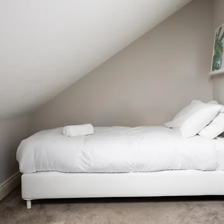 Elegant 5-bed By Sea & City, Parking & Garden - Ideal For Long Holiday home