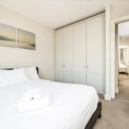 Holiday home Elegant 5-bed By Sea & City, Parking & Garden - Ideal For Long
