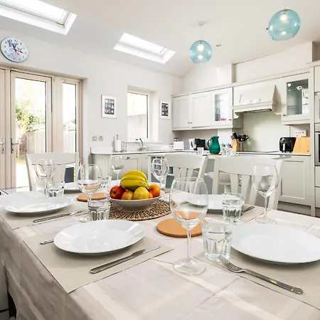 Elegant 5-bed By Sea & City, Parking & Garden - Ideal For Long Holiday home