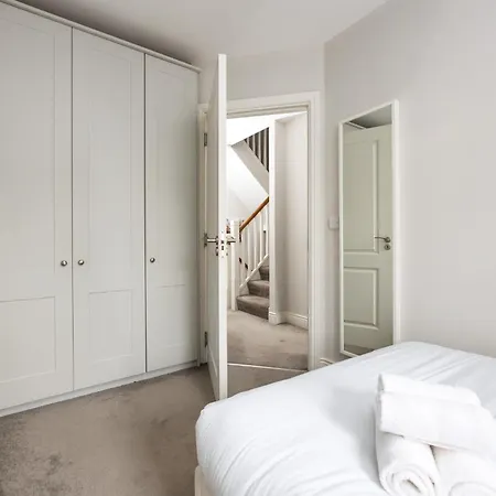 Holiday home Elegant 5-bed By Sea & City, Parking & Garden - Ideal For Long Dublin
