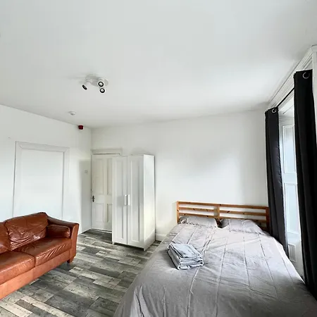 4 Heystesbury Apartment *