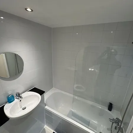 Charming 3-bedroom Modern In Apartment *