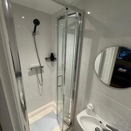 Charming 3-bedroom Modern In *