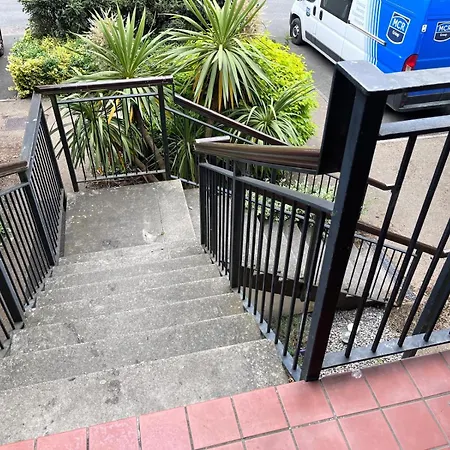 Privatunterkunft Lovely Twin With Ensuite Bathroom 15 Mins From Airport *