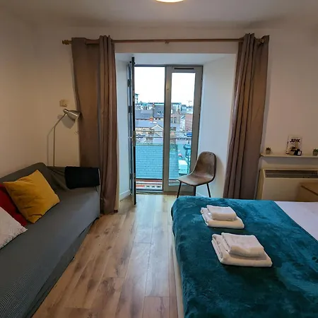 Spacious 3-bed In Center Apartment