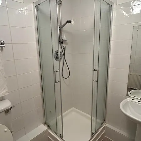 004 Spacious 3 Bed In Centre