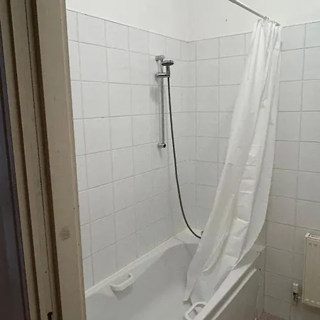 004 Spacious 3 Bed In Centre Apartment *