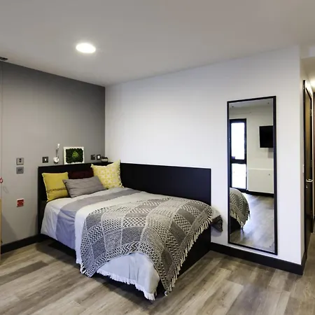 Cosy Ensuite Bedrooms At Aspen House In Apartment