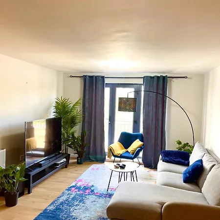 Apartment Charming 3-bedroom Modern In