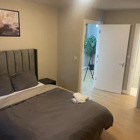 Apartment Charming 3-bedroom Modern In