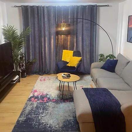 Apartment Charming 3-bedroom Modern In *