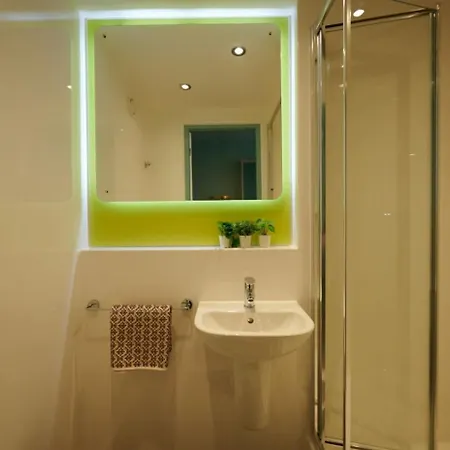 Modern 3 Bedroom And Private Bedrooms At The Loom In