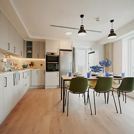 Modern 3 Bedroom And Private Bedrooms At The Loom In