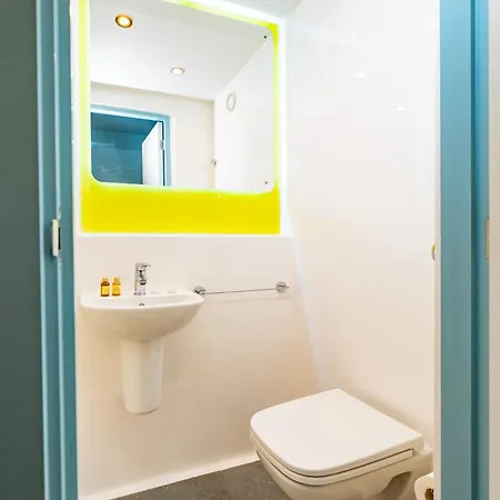 Modern 3 Bedroom And Private Bedrooms At The Loom In Apartment