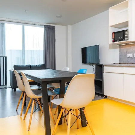 Stylish 3 Bedroom And Private Bedrooms At Dorset Point In Centre