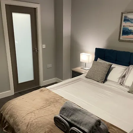 Dublin Airport Large Superior Serviced Apartment - Sleeps 6 *