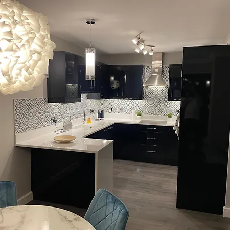 Dublin Airport Large Superior Serviced Apartment - Sleeps 6 * Dublin