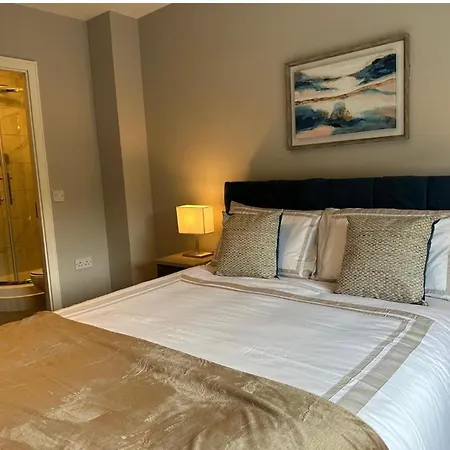 Dublin Airport Large Superior Serviced Apartment - Sleeps 6