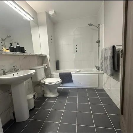 Apartment Dublin Airport Large Superior Serviced Apartment - Sleeps 6
