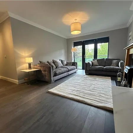 Apartment Dublin Airport Large Superior Serviced Apartment - Sleeps 6 *