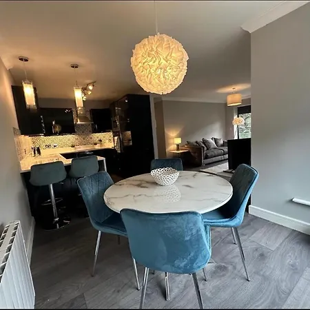 Apartment Dublin Airport Large Superior Serviced Apartment - Sleeps 6 *
