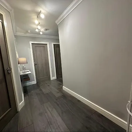 Apartment Dublin Airport Large Superior Serviced Apartment - Sleeps 6 *